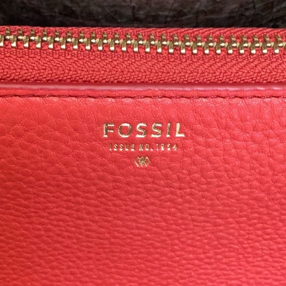Fossil Vibrant Red cow hide Leather zip around Wristlet/wallet - Picture 3 of 16